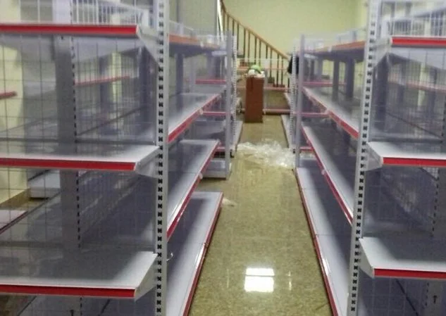 Supermarket shelving 09